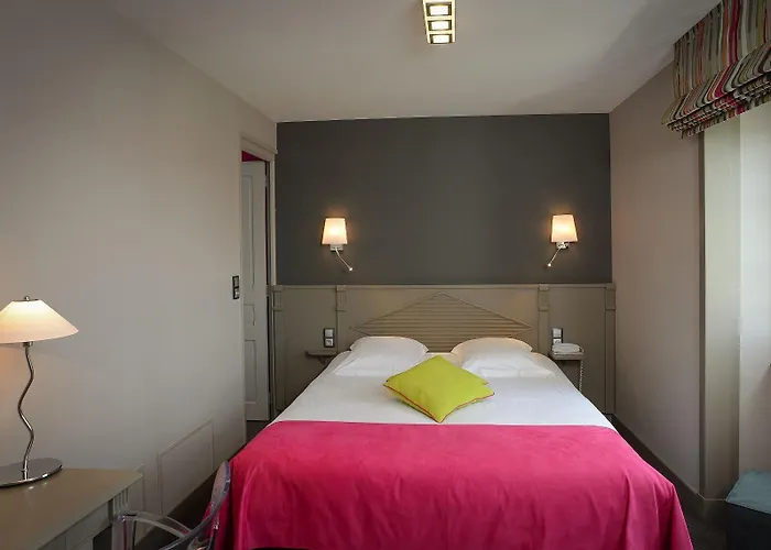 Logis Restaurant De La Selune מלון 3*